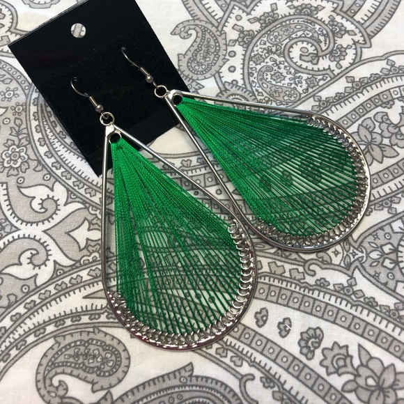 ⬇️ 🌴5 for $20🌴 Threaded tear drop shape earrings - Picture 1 of 4